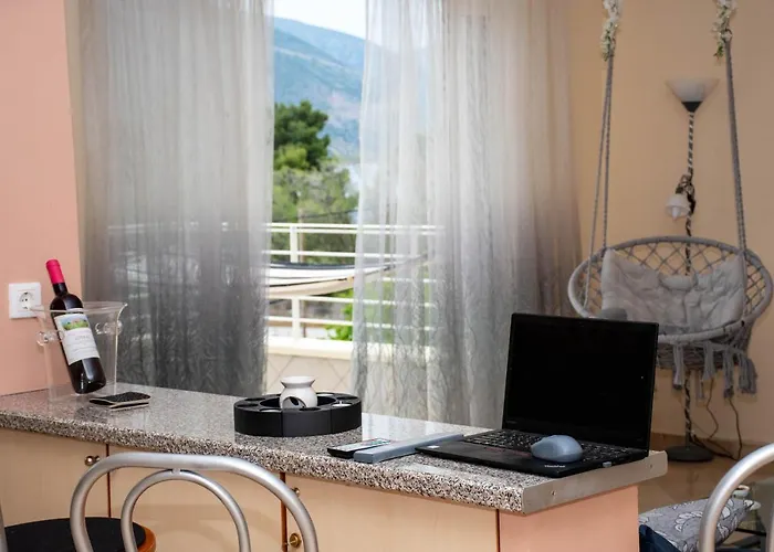 Delphitea Philoxenia Itea